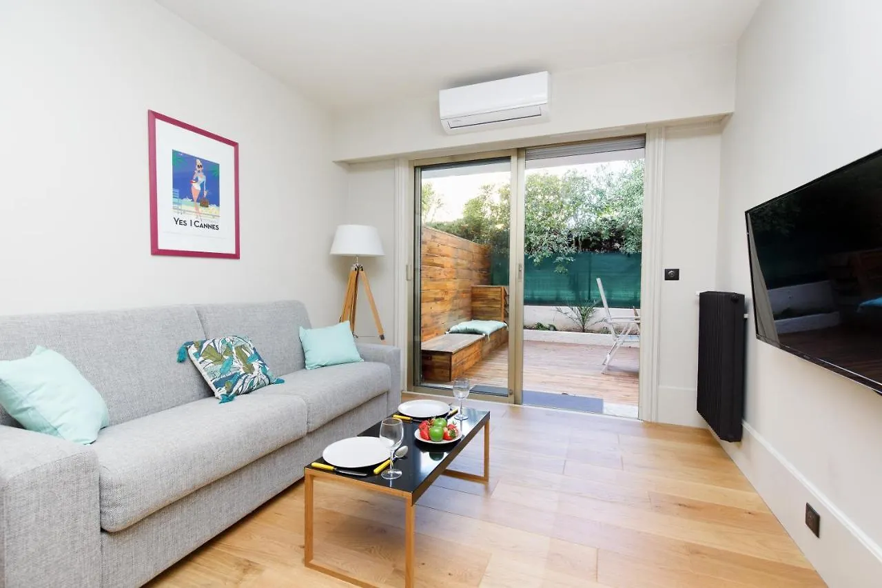 Appartement Le California - Plage Parking privé gratuit Terrasse à Cannes 0*,  France